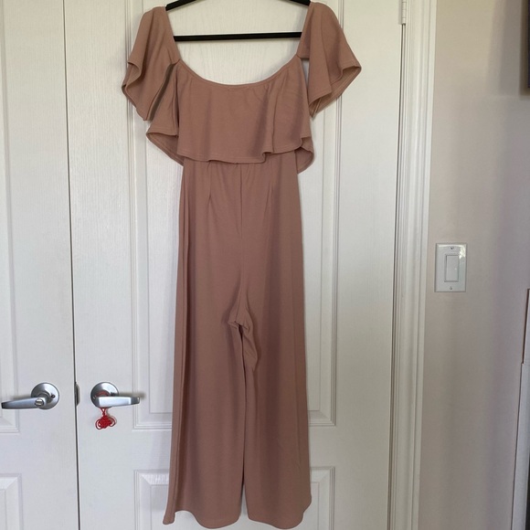 Boohoo Ava Off The Shoulder Ruffle Cullotte Jumpsuit Beige Size 10 NWT - Picture 5 of 8
